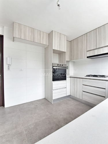 Casa En Venta De 3 Dorm. 4 Baños Más Escritorio, En Concón
