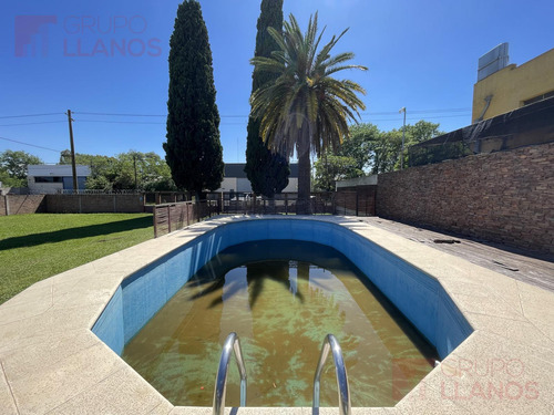 Venta De Casa Quinta En Barrio Lanusse Con 3 Terrenos