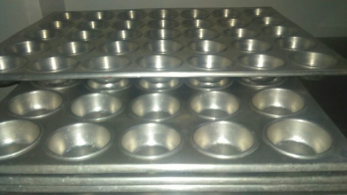 Imagen 1 de 2 de Bandejas De Aluminio Para Ponqué Cup Cake 35 Capacillos 