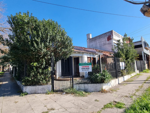 Chalet De Dos Plantas Dividido En Dos Propiedades, Muy Bien Ubicado