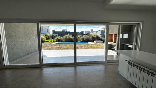 Casa En Venta - 4 Dormitorios 4 Baños - Cocheras - 215mts2 - Guernica