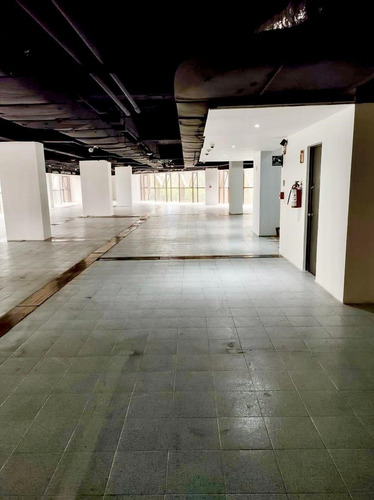 Polanco, 708m2, Amplios Espacios Abiertos, Muy Iluminada, Sala De Juntas, 3 Privados, 6 Estacionamientos, Vigilancia 24 Horas, 3 Elevadores. Excelente Ubicación. El Precio Es Más El Mantenimiento