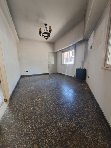 Tipo Casa 4 Amb Al Frente En Planta Baja Con Patio * A Mts De Avenidas*