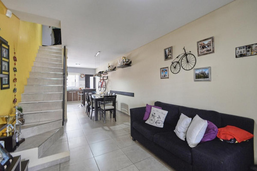 Duplex En Venta Cochera Y Jardín En Ituzaingó