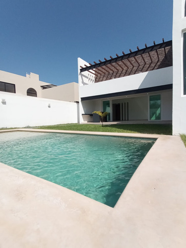 Casa En Venta De 3 Recámaras En Privada Residencial Nortemérida. 