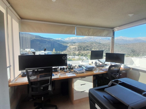 Cálida Casa Con Vista Panorámica En Condominio Seguro