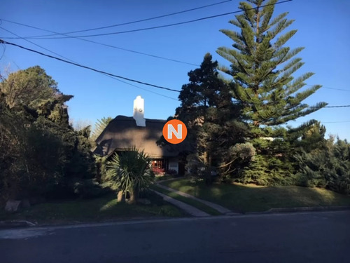 Muy Linda Casa En Venta, Gran Terreno Y Barbacoa