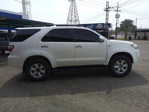 Imagen 3 de 13 de Toyota Fortuner Sr