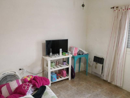 Imagen 4 de 10 de Casa De Dos Dormitorios, Un Baño, Excelente Zona. Amplio Jardin