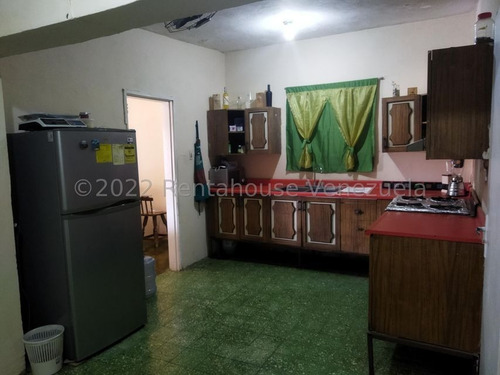 Imagen 4 de 9 de En Venta Amplia Y Cómoda Casa Con Ubicación Cercana A Todo Tipo De Servicios. 04120656408 Mls 23-3467