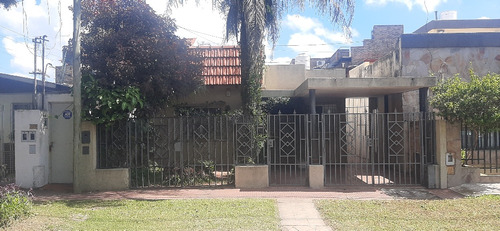 Casa En Alberdi De 2 Dorm, 2 Cocheras, 2 Baños, 2 Patios..