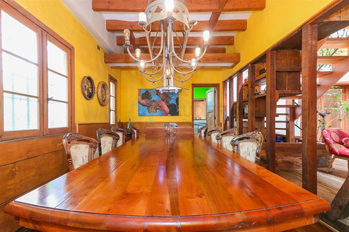 Casa En Venta De 7 Dorm. En Providencia
