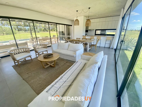 Oportunidad!! Casa En Pueblo Mío De 4 Dormitorios En Venta!