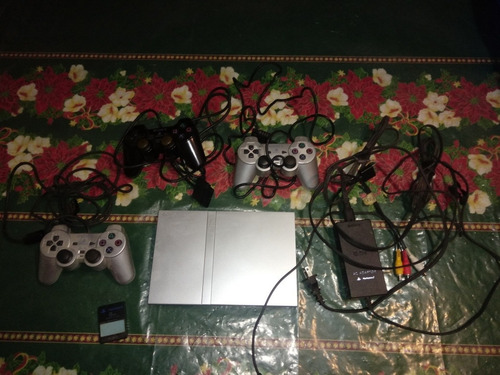 Imagen 2 de 4 de Playstation 2 Slim Plateada Con Chip Y 59 Juegos Y 3 Control
