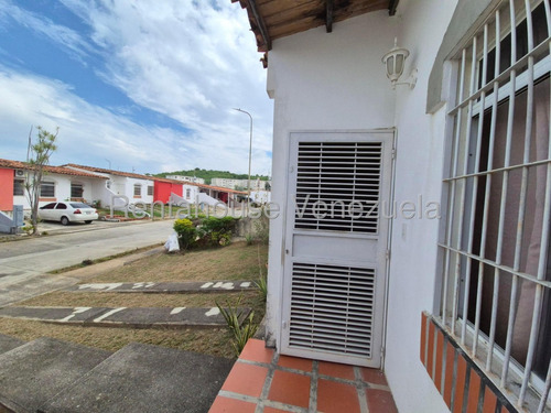 María Gabriela Martínez Trae En Venta Acogedora Casa En Cabudare, Fácil Acceso, Áreas Verdes, Vigilancia Privada 24/7, Bello Jardín De Entrada, Amplio Patio Y Moderna Cocina.