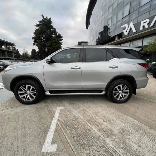Imagen 4 de 21 de Toyota Sw4 2.8 Srx 177cv 4x4 7as At 2017