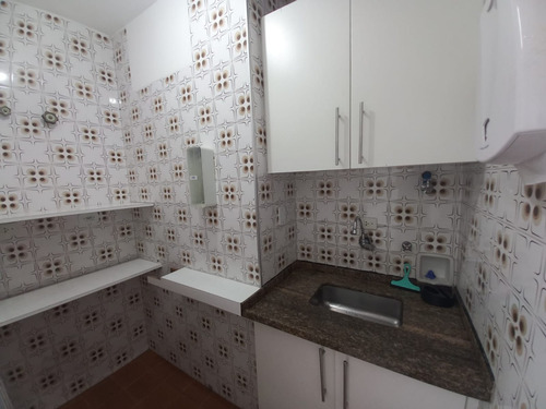 Excelente Sala Comercial Próxima Ao Metrô República, Na Av. Ipiranga 318, Com 148 M2 Mais 33,26 M2 De Área Comum. Imóvel Conta 7 Ares-condicionados, 4 Elevadores, 3 Banheiros, Segurança No Condomínio