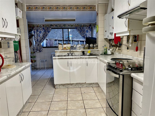 Acogedora Casa En Venta De 6 Dorm. En Los Domínicos, Piscina