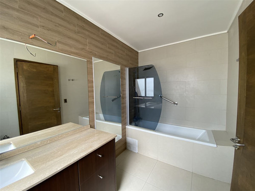 Casa En Venta De 4 Dorm. En Colina