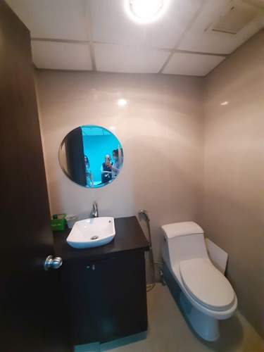 Imagen 2 de 17 de Plaza Venezuela Oficina Remodelada Y Con Muebles En Alquiler. Canon: 600 Cerca Del Metro 119m2 +6 Ofc Privadas, Sala Conferencia, Cocina, 2 Baños Y Más.