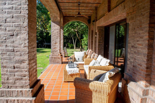 Casa De 6 Ambientes En Venta Con Cochera En Las Lomas De San Isidro