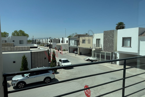 Casa En Venta En Cerrada Camaleón Ubicada En Esquina, Residencial Palma Real - Viñedos Torreón