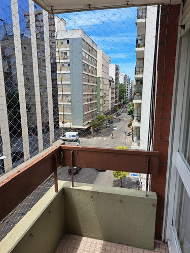 Departamento 2 Ambientes Con Balcon Saliente Y Cochera Fija