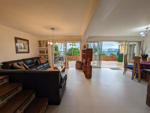 Townhouse Casa En Venta En Loma Linda. Posee Terraza Con Vista