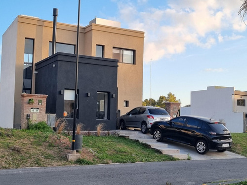 Casa En Venta, Barrio Vicente Federico I