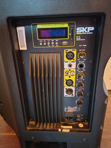 Parlante Caja Activa Skp 250w 15 Operando Para Reparar Negro (Usado)