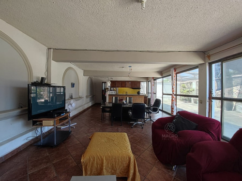 Casa En Venta En Fracc. Valle Del Sol De Dos Niveles Con Jardín.