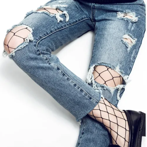 Jeans rotos con medias sale