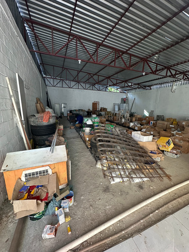 Prédio Comercial De 3 Andares Com 10 Salas E Galpão Moderno