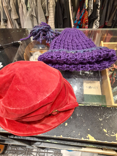 Lote X 2 Gorros Pana Rojo Y Tejido Violeta