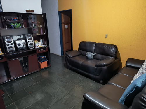 Casa Com Piscina E Barracão No Fundo