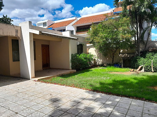 Casa En Venta En Naco. Entre Av. Tiradentes Y Lope De Vega, Santo Domingo