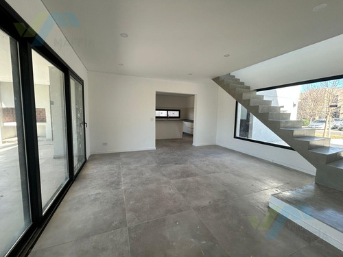 Casa En Venta 5 Amb En Altos De Campo Grande