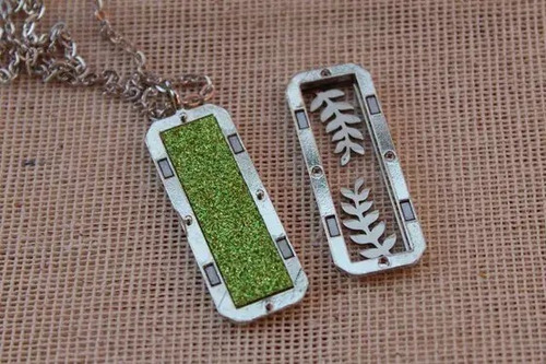 Imagen 2 de 5 de Collar Mujer Dije Difusor De Aceites Esenciales De Acero
