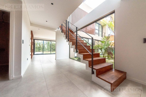 Imagen 13 de 27 de Casa A Estrenar Sobre El Lago - Lagos Del Golf