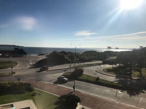 Apartamento En Venta De 3 Dormitorios En Playa Mansa