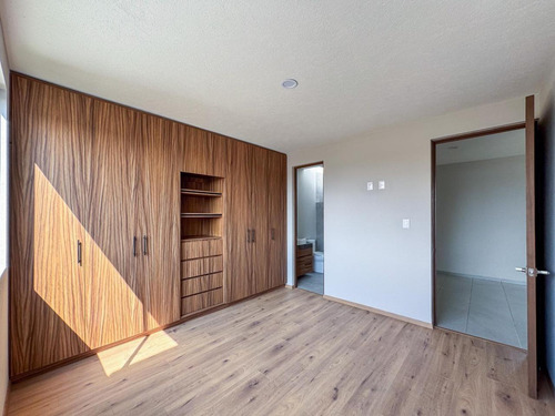Casa En Venta En Metepec A Un Costado Del Parque Bicentenario Con Diseño Moderno