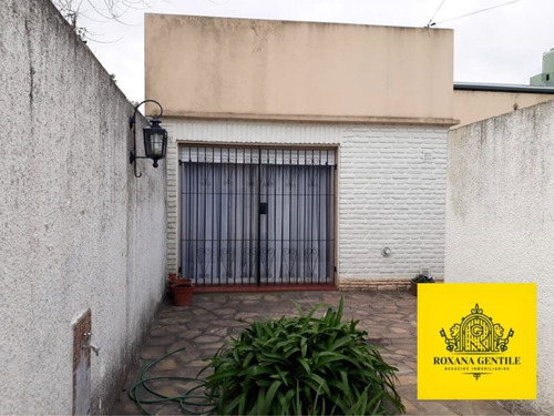 Vendo Casa De Tres Dormitorios. Con Monoambiente Al Frente