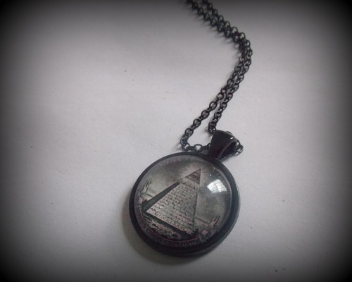 Pingente Illuminati Annuit Coeptis N. O. S. - Cabochão Black