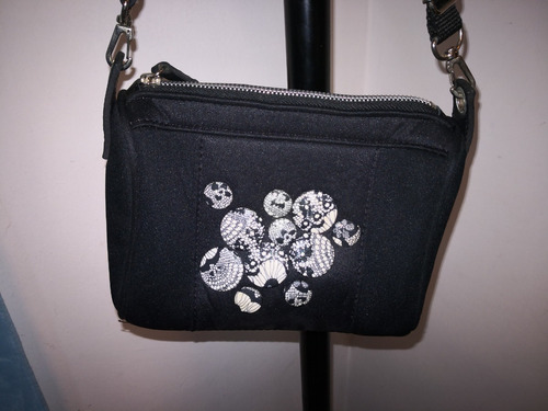 Cartera Negra De Neoprene Con Aplique