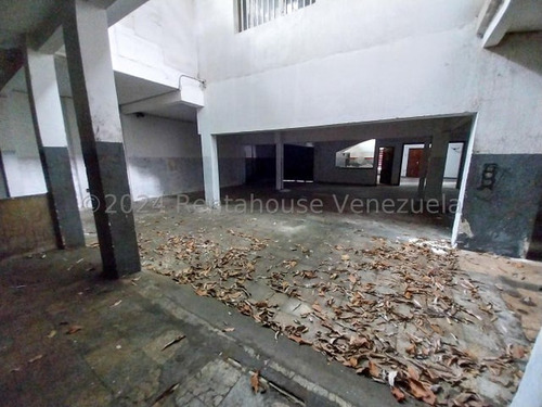 Ag. Vende Excelente Local De 2 Niveles Con Puestos De Estacionamiento A Pie De Calle Ubicado En Santa Monica