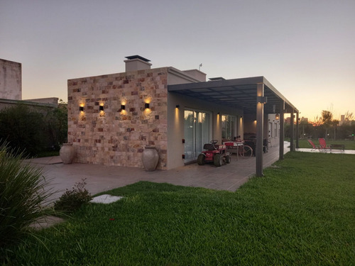 Imagen 2 de 17 de Casa Venta Roldan Barrio Las Tardes