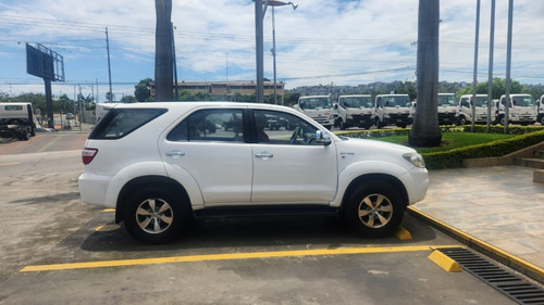 Imagen 2 de 6 de Toyota Fortuner 2.7 2011