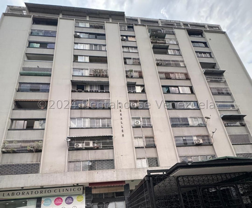 Apartamento En Venta  Urb. Los Palos Grandes Caracas. 24-24409 Yf