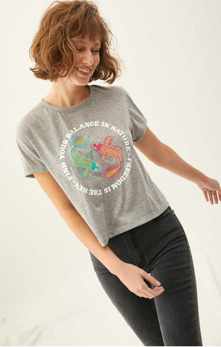 Imagen 3 de 5 de Remera Rimmel Rod Estampado De Peces Y Letras Para Mujer
