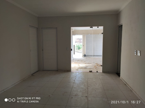 Imagem 11 de 15 de Casa Ampla Na Cidade De Crateús-ce (esquina) Com 136m2 De Área Construida E Com Estrutura Pronta Para Ampliacão